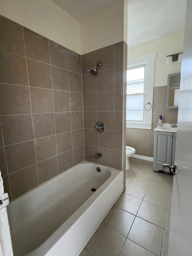 109 Elizabeth St unit 2, Bridgeport, CT 06610 - photo 3