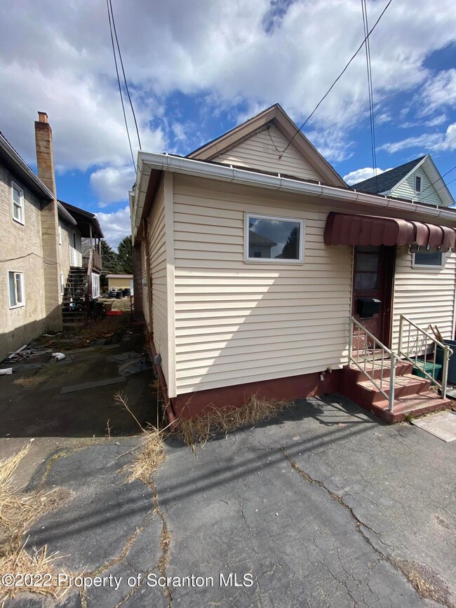 612 1/2 Cypress St, Throop, PA 18512 - photo 3