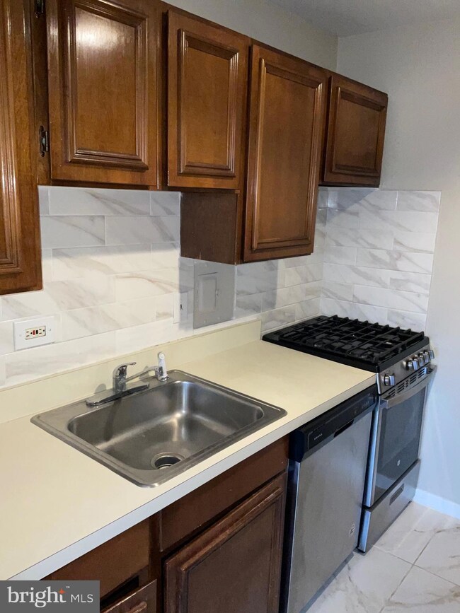 Park Sutton Condominiums, Silver Spring, MD 20910 - photo 4