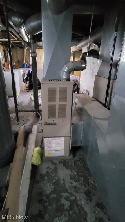 Utility room with washer / dryer