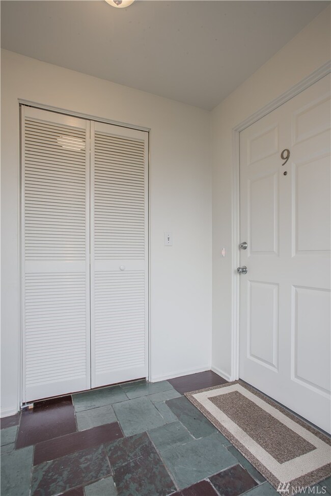 1302 Cascade Dr unit 9, Everett, WA 98203 - photo 6