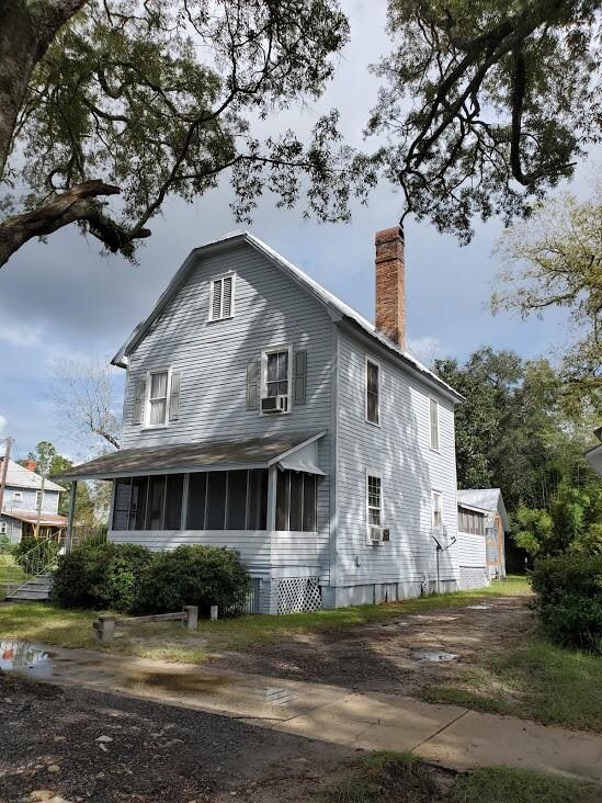 805 Front view; 2 rental units. 1 Bed/1bath furnis