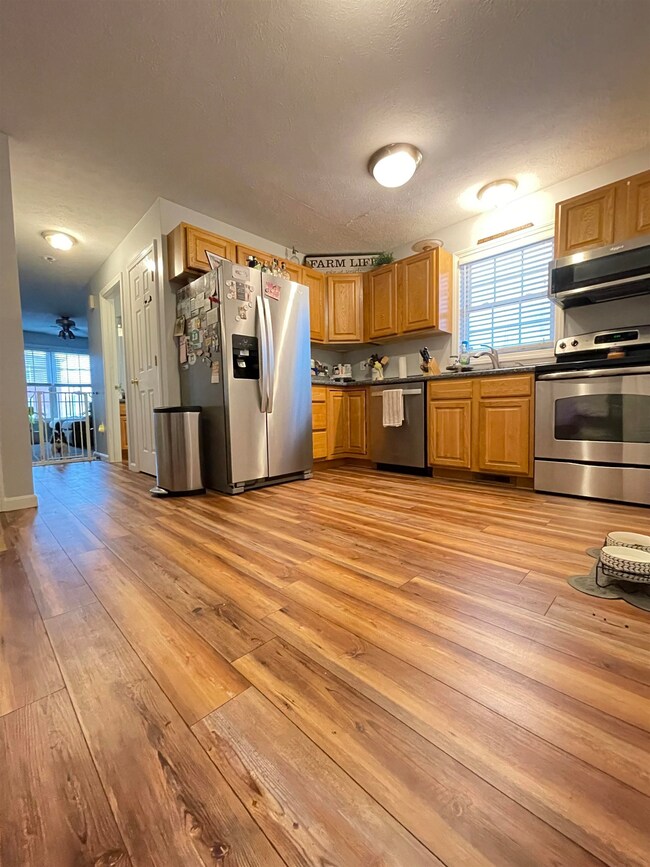 608 Silver St unit 7, Manchester, NH 03103 - photo 2