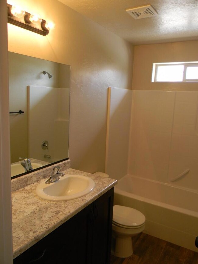 1652 W-2nd bath