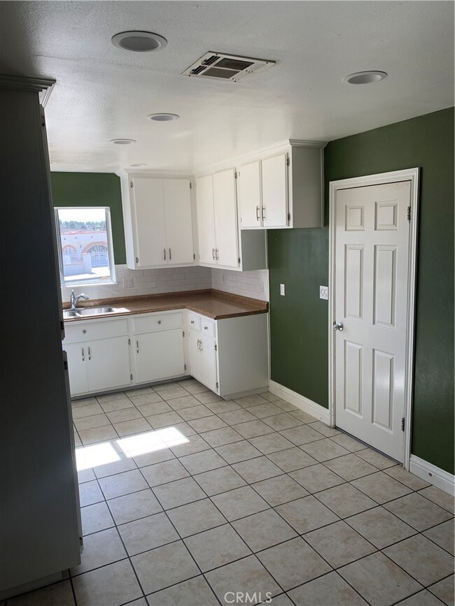 16244 Molino Dr, Victorville, CA 92395 - photo 5