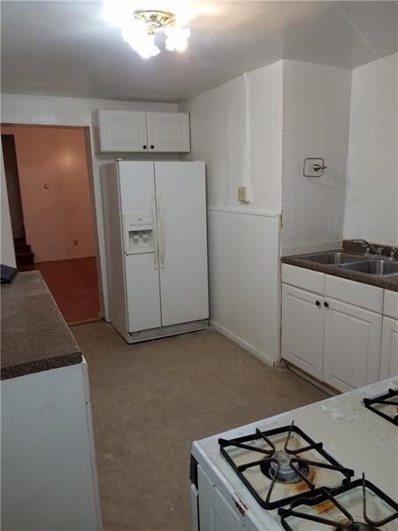 Gas stove and refrigerator included