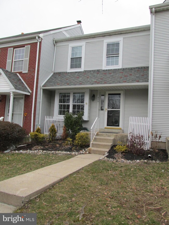809 Treetop Ln, Norristown, PA 19403 - photo 2