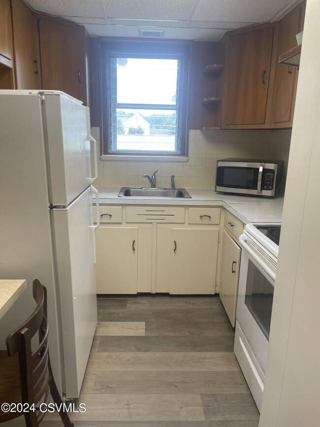 615 Broadway Apt 3 St, Milton, PA 17847 - photo 6