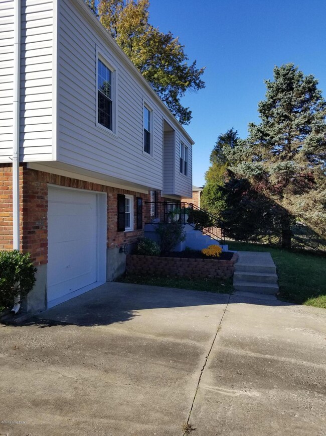 9018 Brandywyne Dr, Louisville, KY 40291 - photo 2