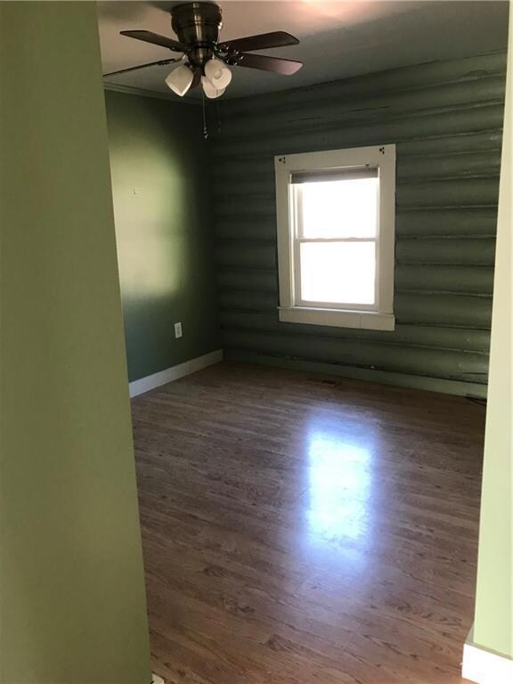 A bedroom, the interior log wall...