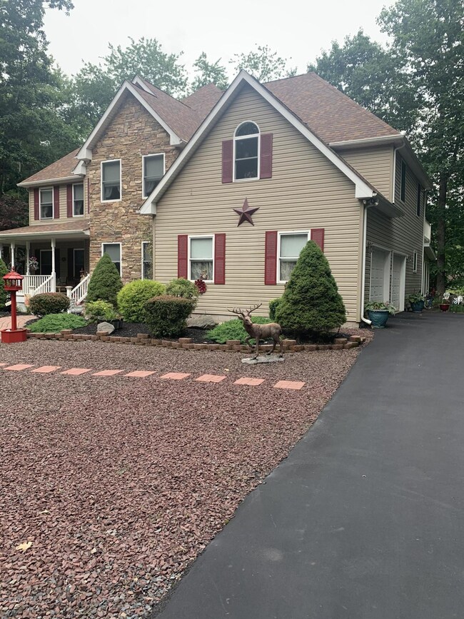 807 N Boulder Ct, Hawley, PA 18428 - photo 2