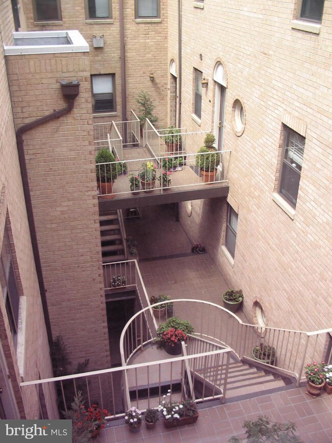 1124 25th St NW unit 210, Washington, DC 20037 - photo 3