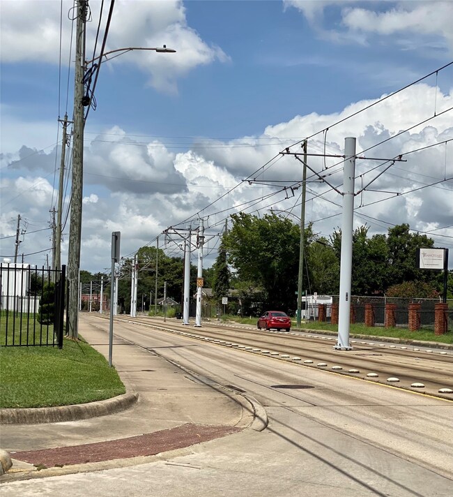 207 Coronado St, Houston, TX 77009 - photo 2