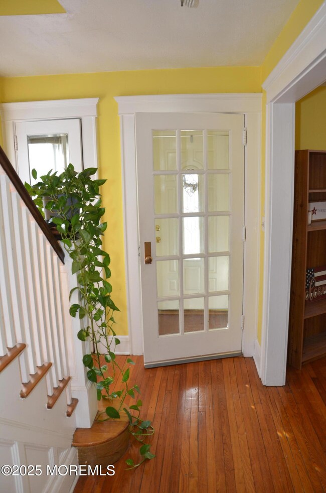 619 Leland front hallway