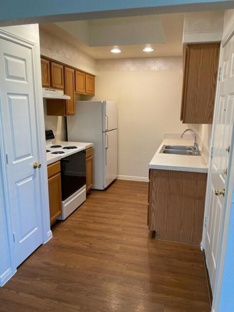 Kitchen with white appliances, under cabinet rang