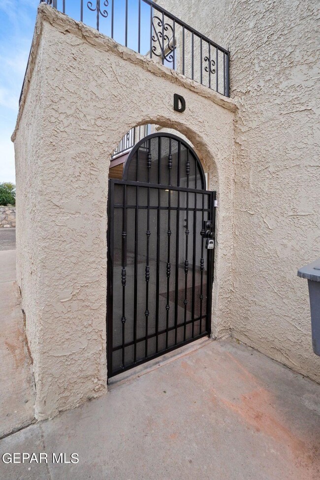 10648 Cuatro Vistas Dr unit D, El Paso, TX 79935 - photo 2