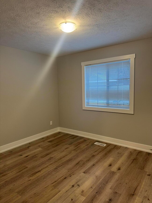 1352 6th St, Muskegon, MI 49441 - photo 7