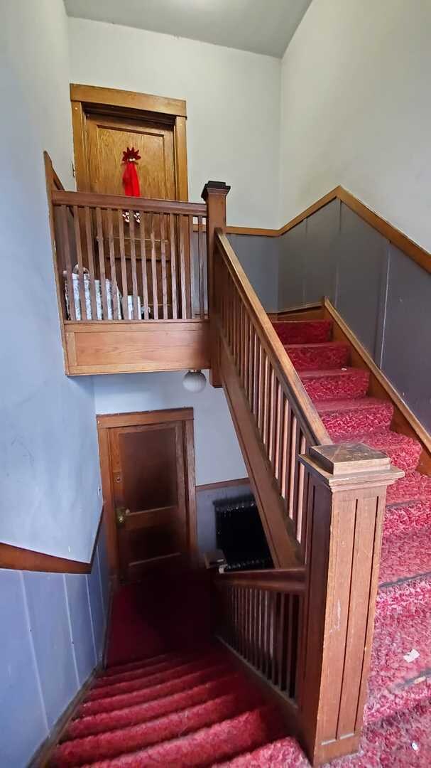 BEAUTIFUL WOODEN STAIRCASE WAITING TO BE RESTORED.