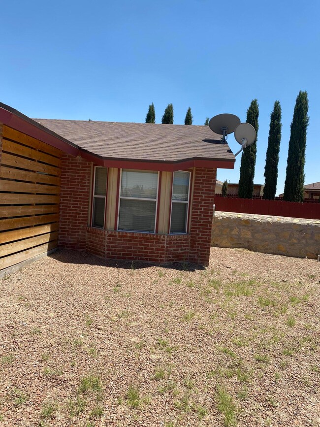 516 Serena Ct, Horizon City, TX 79928 - photo 2