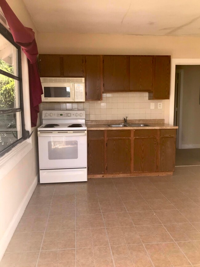 305 Cypress Dr unit 2, West Palm Beach, FL 33403 - photo 2