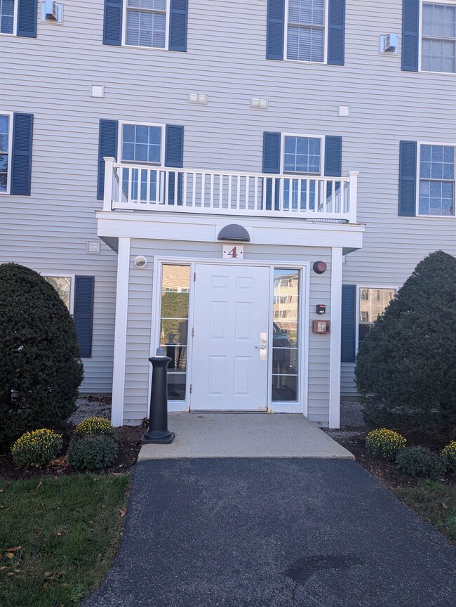 4 Crestview Cir unit 101, Londonderry, NH 03053 - photo 2