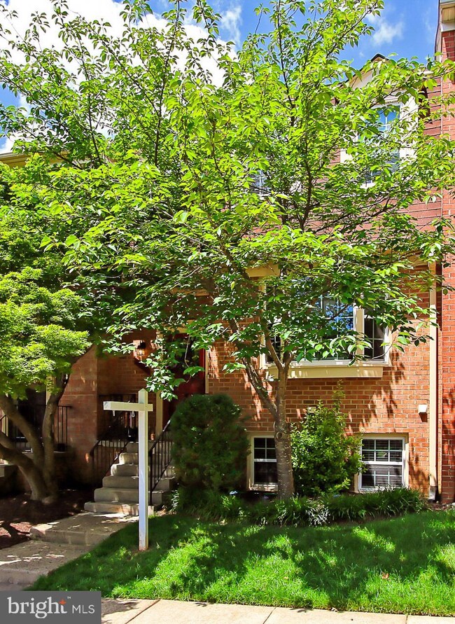 7727 Shootingstar Dr, Springfield, VA 22152 - photo 2