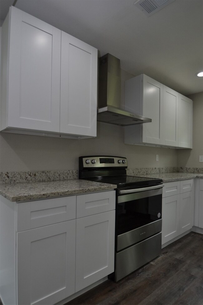 1013 Lucky St, Houston, TX 77088 - photo 6