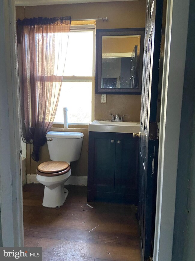 5639 Heiskell St, Philadelphia, PA 19144 - photo 6