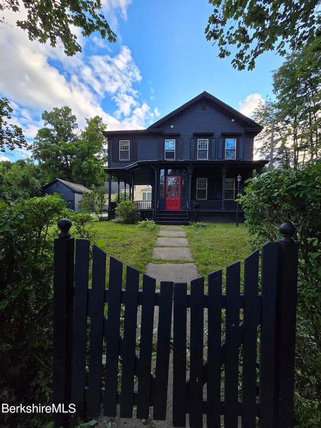 22 Maple St. 4 bdrms, 5 bas