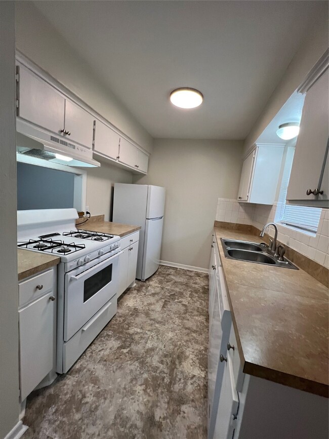 2400 5th St unit 16, Bay City, TX 77414 - photo 5