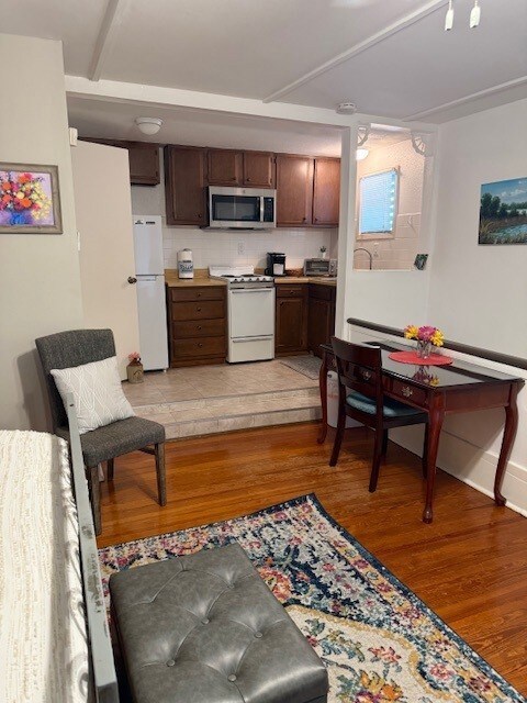 Entry to kitchen from BR/LR