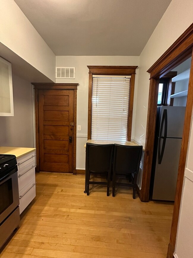 1949 W Grace St unit 2E, Chicago, IL 60613 - photo 3