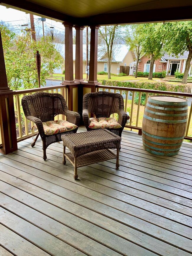 514 W College St, Fredericksburg, TX 78624 - photo 5