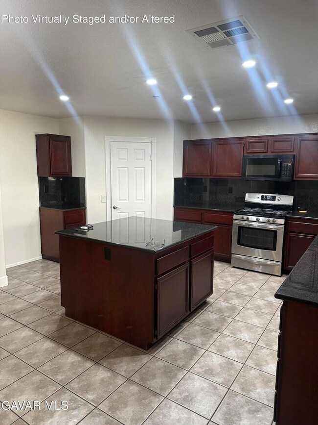 15418 Hamilton Ln, Fontana, CA 92336 - photo 7