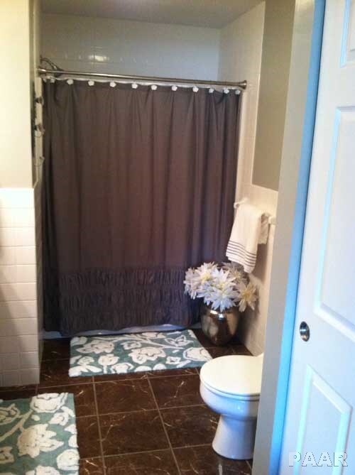 4519 N Thornhill Dr unit 104C, Peoria, IL 61615 - photo 4