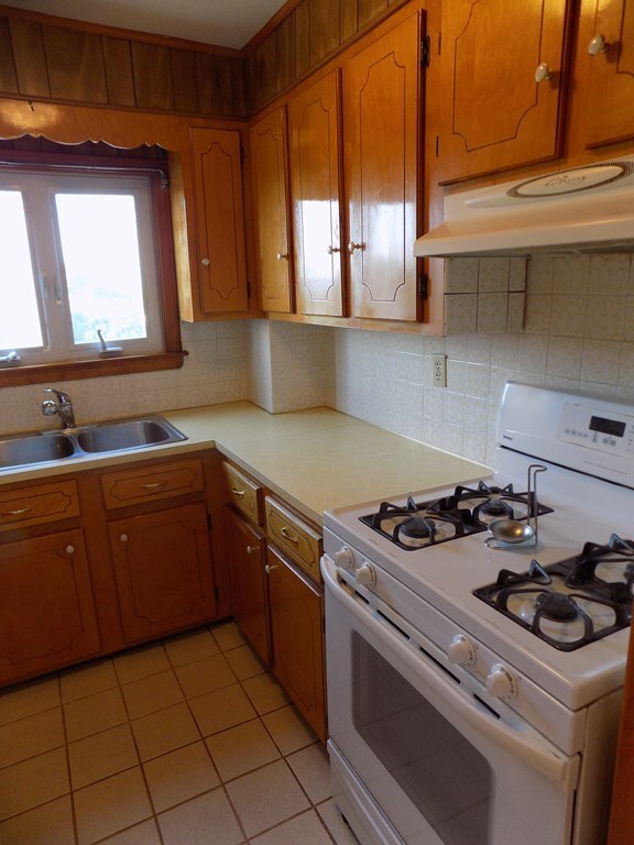 576 Mt Hope Ave unit 2, Fall River, MA 02724 - photo 4