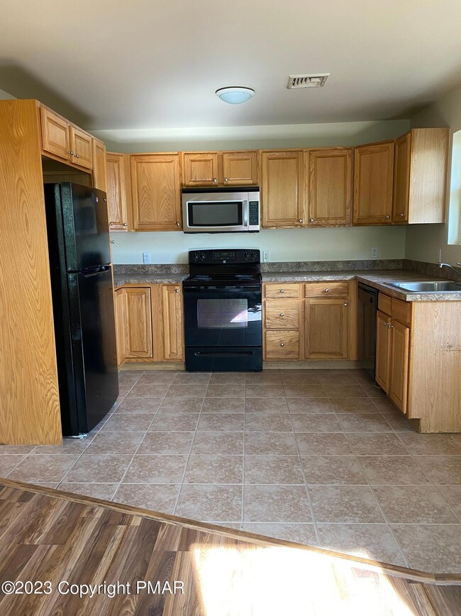 12 N 4th St, Stroudsburg, PA 18360 - photo 2