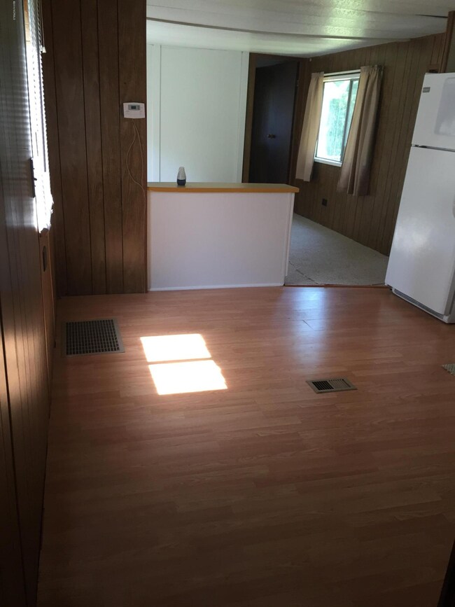 142 Wilburne Dr. eat in kitchen area