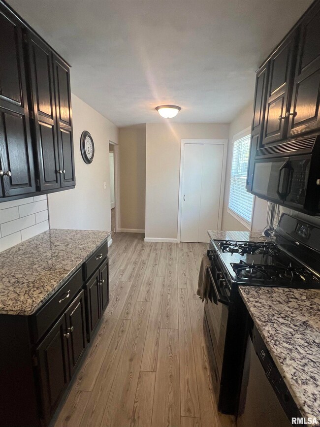 1032 Spalding Blvd, Davenport, IA 52804 - photo 7