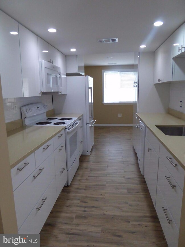 8293 Bark Tree Ct, Springfield, VA 22153 - photo 4