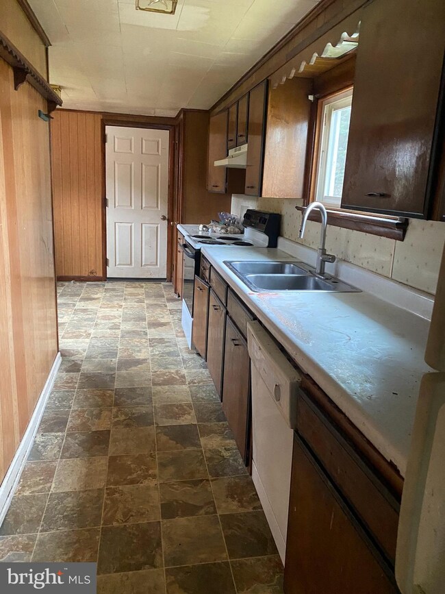 1104 Olive St, Coatesville, PA 19320 - photo 6