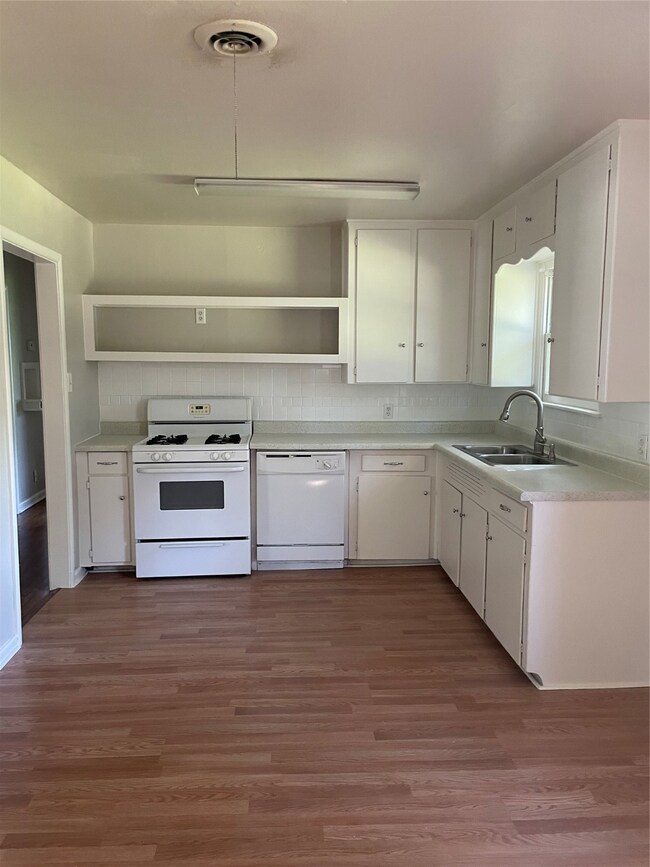 905 Zelda Dr, Hurst, TX 76053 - photo 6