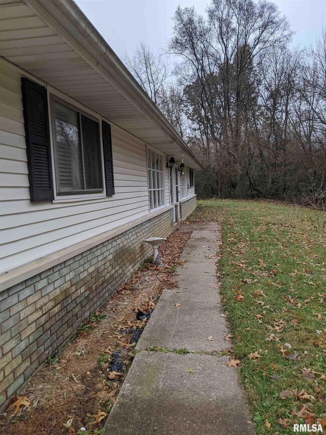 6204 W Fairview Rd, Peoria, IL 61607 - photo 2