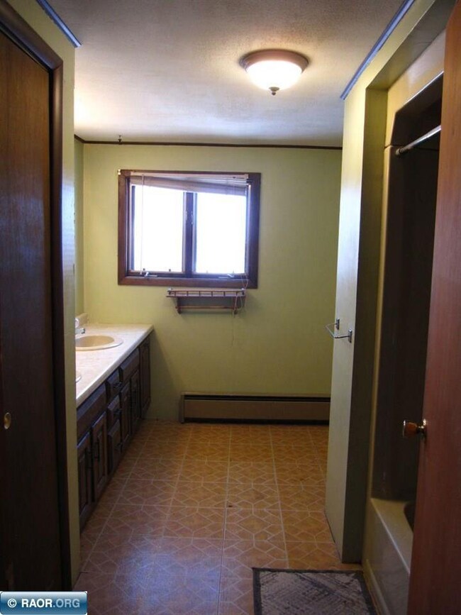 515 4th St NE, Chisholm, MN 55719 - photo 7