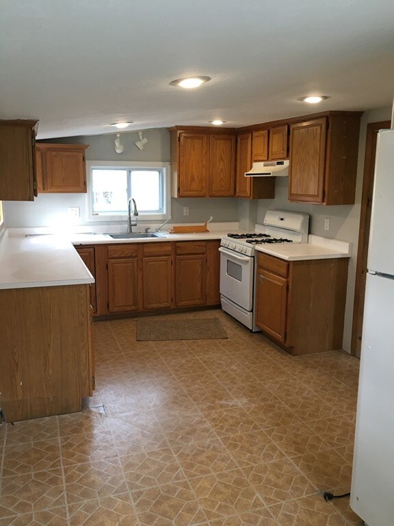 134 Whiting St unit 2, Hanover, MA 02339 - photo 2