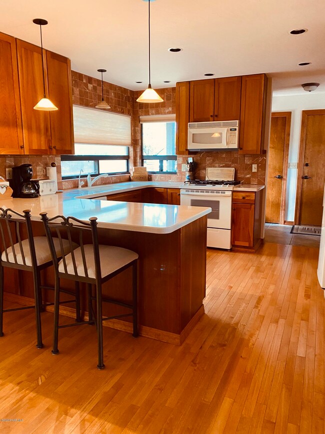1032 Hyland Kitchen