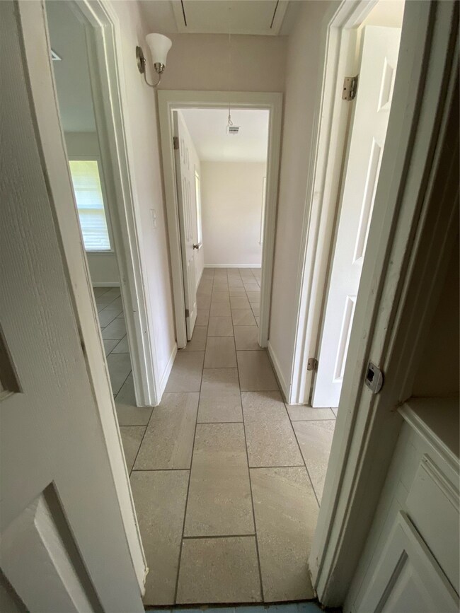 2315 W Dumble St, Alvin, TX 77511 - photo 7