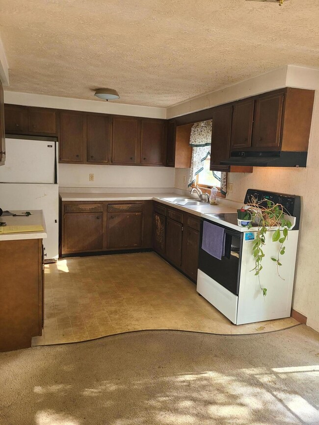 12 Higgins St, Lisbon Falls, ME 04252 - photo 4