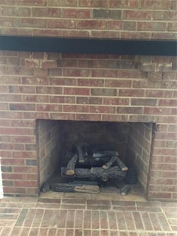 Love the gas logs!