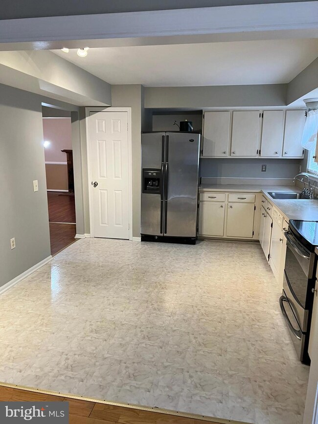 10107 Madronawood Dr, Laurel, MD 20708 - photo 2